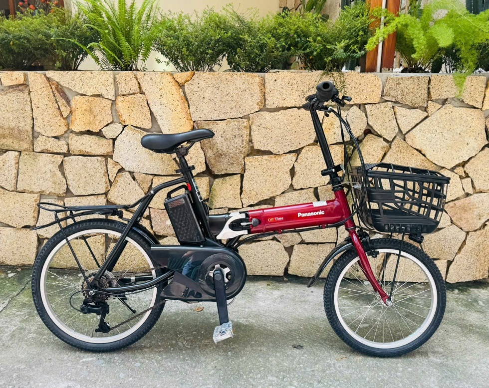 xe-dap-dien-nhat-tro-luc-gap-gon-panasonic-mau-do-den.jpg-1
