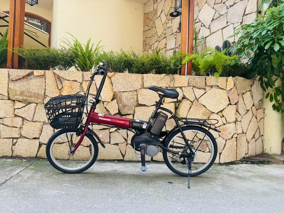 xe-dap-dien-nhat-tro-luc-gap-gon-panasonic-mau-do-den.jpg-2