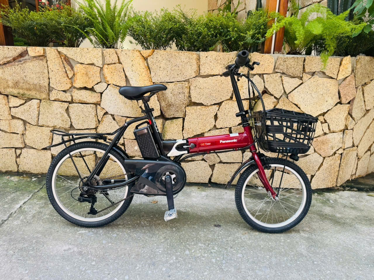 xe-dap-dien-nhat-tro-luc-gap-gon-panasonic-mau-do-den.jpg-3